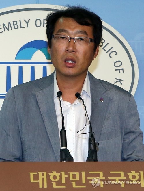 ▲ 지난 8월 30일 공개된 통합진보당의 이른바 'RO(Revolutionary Organization)' 모임으로 추정되는 녹취록 당사자인 김근래 경기도당 부위원장이 30일 오후 국회 정론관 앞에서 기자회견을 하고 있다. ⓒ연합뉴스