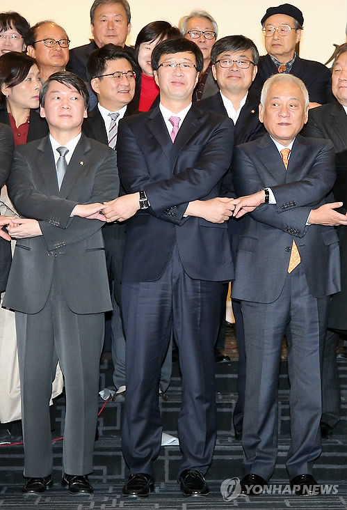 ▲ 김한길 민주당 대표, 천호선 정의당 대표, 무소속 안철수 의원 등 정치권, 시민사회, 종교계, 학계 참석자들이 12일 오전 서울 종로구 세종문화회관 세종홀에서 열린 '국정원 군 등 국가기관의 선거개입 진상규명과 민주헌정질서 회복을 위한 각계 연석회의'에서 기념촬영을 위해 손을 맞잡고 있다. ⓒ연합뉴스