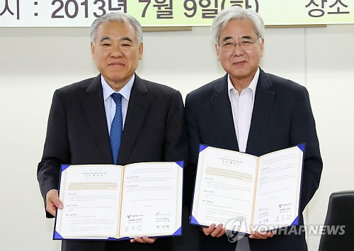 ▲ 문용린 서울시특별시교육감(오른쪽)과 국가인권위원회 현병철 위원장이 지난 7월 9일 서울특별시교육청에서 [인권존중의 학교문화 조성을 위한 업무협약]을 체결했다ⓒ연합뉴스