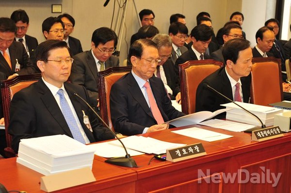 ▲ 김기춘 대통령비서실장이 14일 오전 국회 운영위에서 열린 대통령 비서실 등에 대한 국정감사에서 여야 위원들의 질의에 답하고 있다. 왼쪽은 박종준 경호차장, 오른쪽은 김장수 국가안보실장.ⓒ이종현 기자