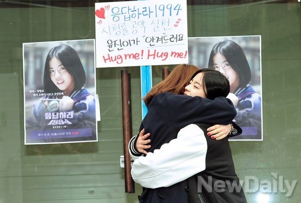 ▲ 명동 프리허그 공약을 실천한 도희.ⓒ이미화 기자