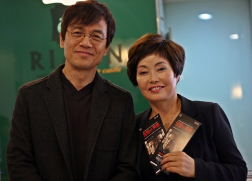 ▲ <당통의 죽음> 주연배우인 박지일 씨와 리안헤어 오류점 박희숙 원장ⓒ 리안헤어 오류점