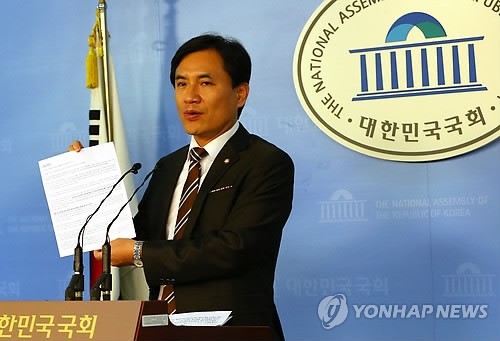 ▲ 새누리당 김진태 의원이 12일 오후 국회 정론관에서 기자회견을 열고 통진당 측의 파리 시위와 관련해 설명하고 있다. ⓒ연합뉴스