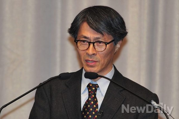 ▲ 문화평론가 조우석씨가 14일 오후 서울 광진구 어린이회관에서 열린 박정희 대통령 탄신 96주년 기념강연회에 참석해 강연을 하고 있다.ⓒ 뉴데일리 이종현 기자