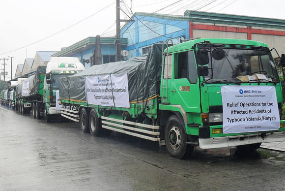 ▲ 한진중공업이 필리핀 이재민에게 전달한 긴급구호물품을 실은 트럭이 줄지어 이동 중이다.ⓒ한진중공업