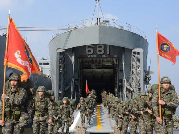 ▲ 소나무 재선충병 방제작업 중인 제주도 공무원들. [사진: 연합뉴스]