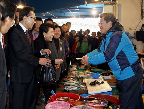 ▲ 퇴임 후 처음으로 13일 포항을 찾은 이명박 전 대통령 부부. ⓒ 이명박 전 대통령 페이스북