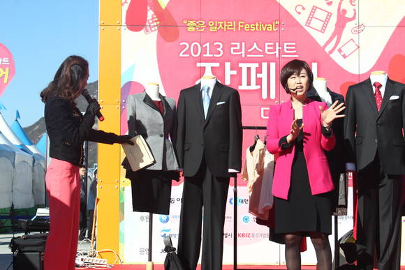 ▲ 패션스타일링 교육 및  컨설팅 전문업체인 [크레비(대표 박영신)]는 11월 9~10일 양일간 광화문 광장에서 열린 [2013리스타트 취업박람회]에서 새로운 형태의 면접이미지메이킹쇼를 진행했다. 크레비 제공.
