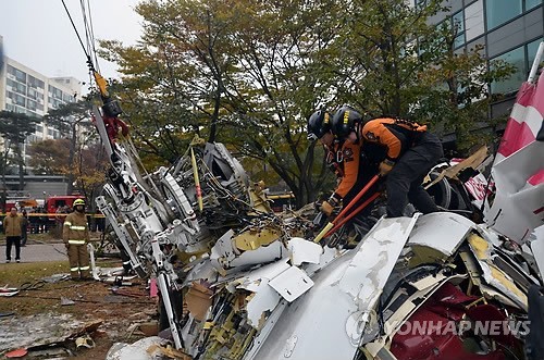 ▲ 16일 서울 삼성동 아이파크 아파트에 충돌해 추락한 헬기 사고 현장 ⓒ 연합뉴스