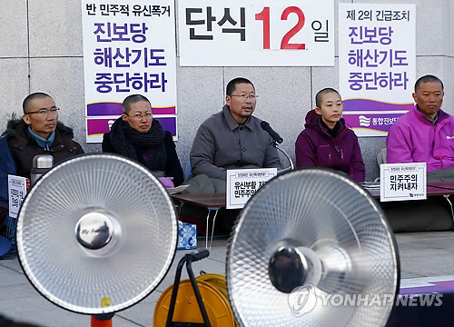 ▲ 통합진보당 의원들이 17일 오후 여의도 국회본관 앞에서 기자 간담회를 열고 향후 계획등을 밝히고 있다. 왼쪽부터 이상규,김미희,오병윤,김재연,김선동 의원.ⓒ연합뉴스