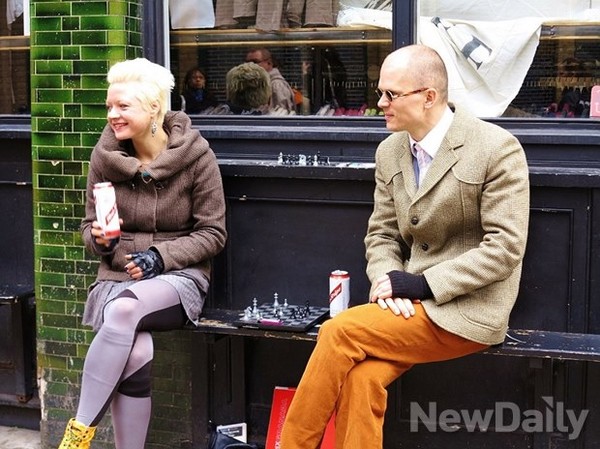 ▲ 맥주, 체스 그리고 패션  ⓒ 최경화