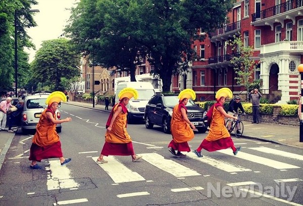 ▲ 애비 로드를 건너는 티벳 승려들(Monks crossing Abbey Road)  ⓒ 윤경환