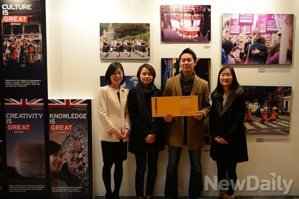 ▲ (왼쪽부터) 김혜선 주한영국문화원 교육 및 사회 실장, 최경화 최우수상 수상자, 조현귀 대상 수상자, 이정민 우수상 수상자가 함께 포즈를 취하고 있다. ⓒ 주한영국문화원