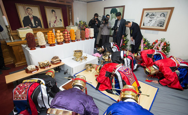 ▲ '박정희 대통령 96회 탄신제'가 14일 경북 구미시 상모동의 박 전 대통령 생가에서 열렸다. 이날 행사에는 구미가 지역구인 김태환·심학봉 국회의원, 김관용 경북지사와 남유진 구미시장, 현경대 민주평화통일자문회의 수석 부의장등을 비롯해 4000여명의 숭모 단체 회원들이 참석했다. ⓒ 조선닷컴