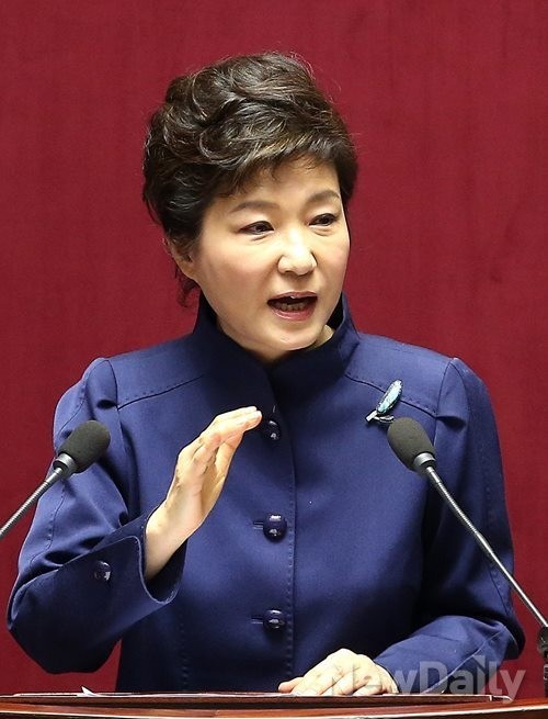 ▲ 박근혜 대통령이 18일 오전 국회에서 열린 제9차 본회의에서 내년도 예산안에 대한 시정연설을 하고 있다.ⓒ국회 공동취재단