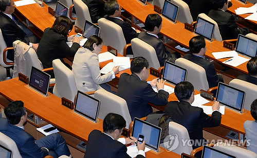 ▲ 민주당 의원들이 18일 국회 본회의장에서 박근혜 대통령이 시정연설하는 동안 휴대전화를 보고 있다.ⓒ연합뉴스