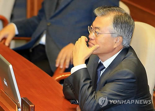 ▲ 문재인 민주당 의원이 18일 오전 국회에서 열린 제9차 본회의에 출석해 얼굴을 매만지고 있다.ⓒ연합뉴스