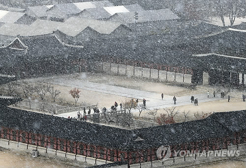 ▲ 첫눈이 내린 도심 속 고궁.ⓒ연합뉴스