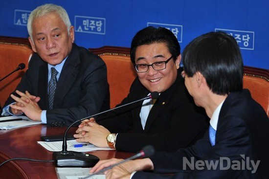 ▲ 최근 불미스러운 사건에 휘말려 논란에 중심에 선 민주당 전병헌 대표가 애써 미소를 짓고 있는 모습. ⓒ이종현 기자