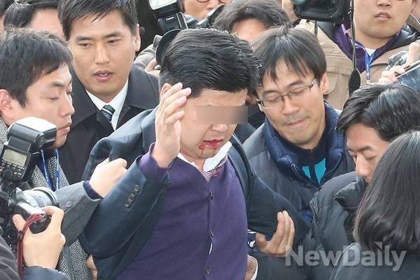 ▲ 민주당 강기정 의원의 뒤통수에 가격당해 피를 흘리고 있는 청와대 경호지원 경찰의 모습. ⓒ이종현 기자