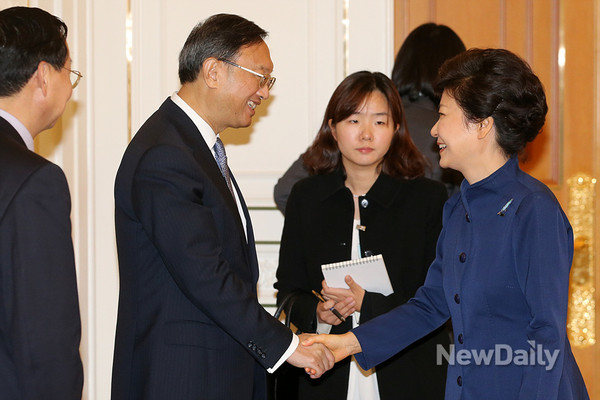 ▲ 박근혜 대통령은 18일 방한한 중국 양제츠 국무위원을 접견하고 있다. ⓒ 뉴데일리