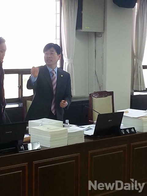 ▲ 김형태 교육의원이 19일 열린 서울시교육청 행정감사에서 자신의 겸직의무위반 내용이 나오자 흥분해서 발언하고 있다.ⓒ 뉴데일리 윤희성