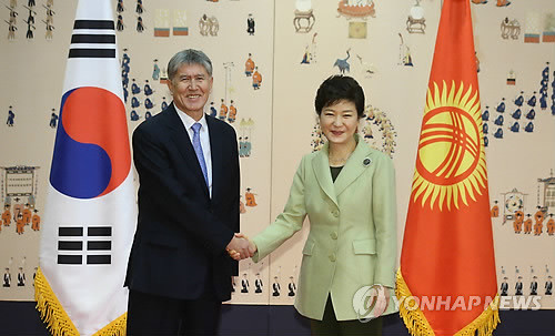 ▲ 박근혜 대통령이 19일 청와대를 방문한 알마즈벡 아탐바예프 키르기스스탄 대통령과 정상회담에 앞서 기념촬영을 하고 있다. ⓒ 연합뉴스