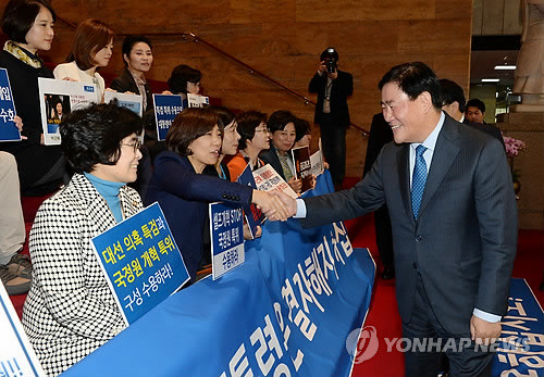 ▲ 최경환 새누리당 원내대표가 15일 국회 본청 로텐더홀 계단을 지나다 박근혜 대통령에게 특위와 특검을 수용할 것을 촉구하며 피케팅을 벌이던 민주당 여성의원들을 만나 인사하고 있다.ⓒ이종현 기자