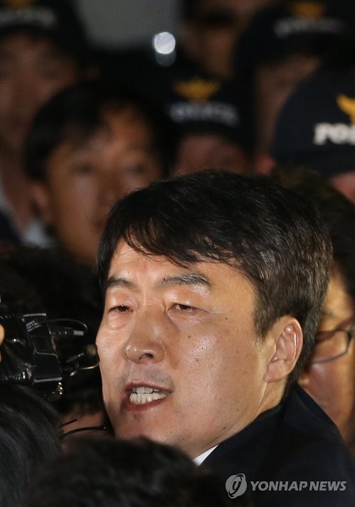 ▲ ▲내란음모 혐의로 구속영장이 발부된 이석기 통합진보당 의원이 지난 9월 5일 오후 수원구치소에 구속수감되기 전, 수원 남부경찰서를 나오며 강하게 저항하고 있다.ⓒ연합뉴스