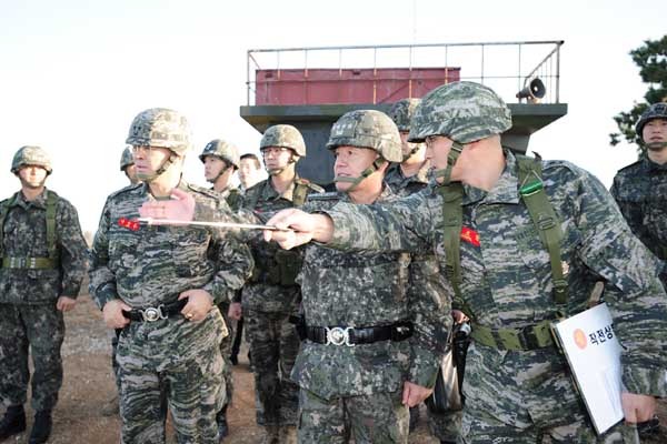 ▲ 연평부대를 찾은 최윤희 합참의장.