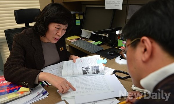 ▲ 정경희 박사가 한국사교과서의 편향 실태와 관련된 자료를 설명하고 있다.ⓒ 뉴데일리 정상윤 기자