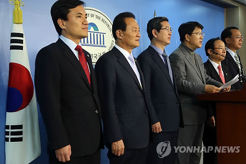 ▲ 국회 법제사법위원회 소속 새누리당 의원들이 21일 오후 국회 정론관에서 대선 개입 의혹을 반박하고 민주당의 국회일정 협조를 촉구하는 기자회견을 하고 있다. 왼쪽부터 김진태, 노철래, 김학용, 권성동, 이주영, 김회선 의원.ⓒ연합뉴스