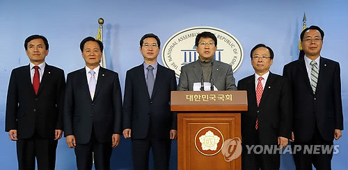 ▲ 국회 법제사법위원회 소속 새누리당 의원들이 21일 오후 국회 정론관에서 대선 개입 의혹을 반박하고 민주당의 국회일정 협조를 촉구하는 기자회견을 하고 있다. 왼쪽부터 김진태, 노철래, 김학용, 권성동, 이주영, 김회선 의원.ⓒ연합뉴스