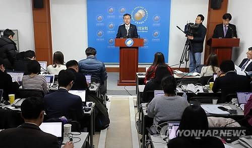 ▲ 정찬우 금융위원회 부위원장이 21일 오후 서울 중구 금융위원회 기자실에서 동양그룹 문제 재발방지 종합대책에 대해 브리핑하고 있다.