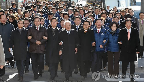 ▲ ▲ 21일 광화문 광장에서 시위하는 민주당 김한길 대표와 의원들 ⓒ 연합뉴스