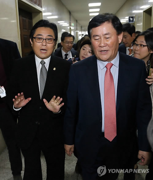 ▲ 최경환 새누리당 원내대표(오른쪽)와 전병헌 민주당 원내대표가 22일 국회 운영위원장실에서 협의를 마치고 본회의장으로 향하며 기자의 질문을 받고 있다.ⓒ연합뉴스