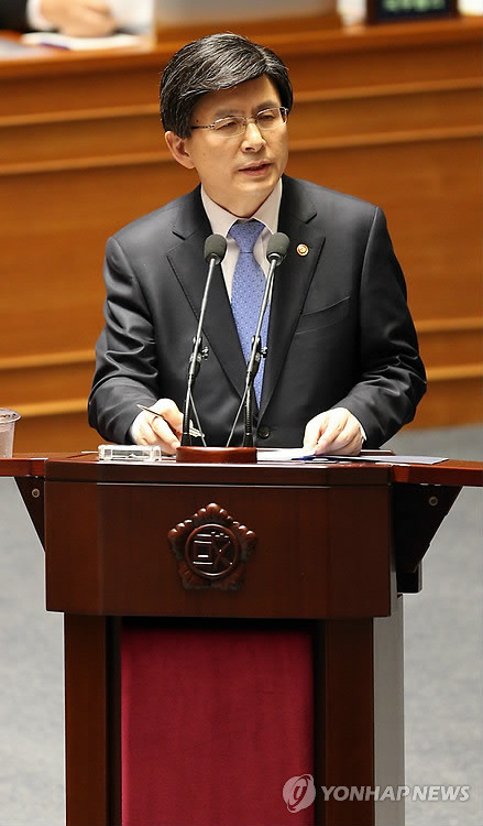 ▲ 황교안 법무부 장관이 19일 오후 국회 본회의 대정부질문에서 이철우 새누리당 의원의 질문에 답하고 있다.ⓒ연합뉴스