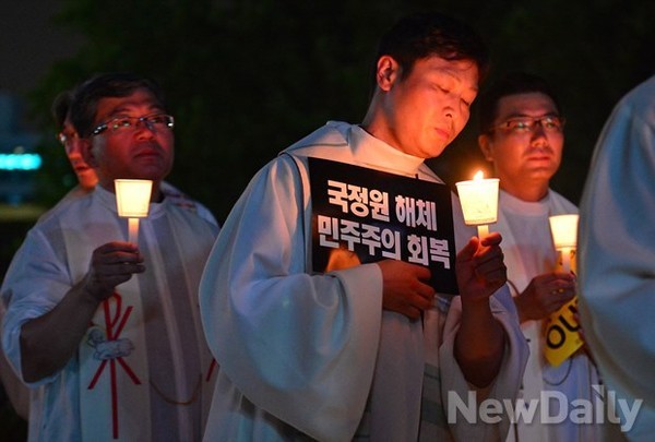 ▲ 지난 9월 23일 서울 시청광장에서 천주교 정의구현사제단 신부들이 떼촛불 집회를 열고 국정원 해체를 주장하고 있다. ⓒ정상윤 기자