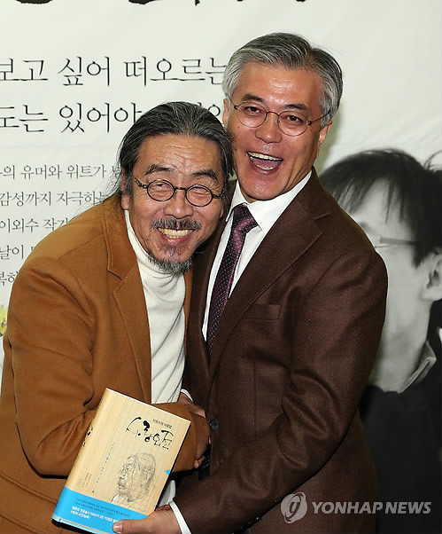 ▲ 파워 트위터리언 이외수가 지난해 대선을 앞두고 민주당 문재인 후보의 품에 안긴 모습. ⓒ연합뉴스