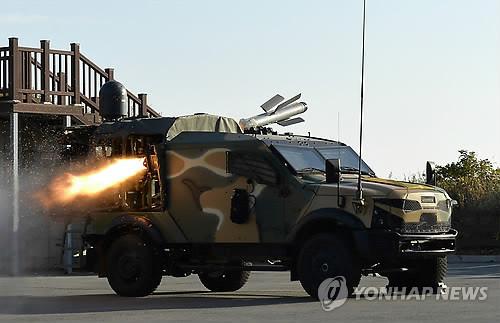 ▲ 해병대 사령부는 지난달 29일 백령도에서 해상사격훈련의 일환으로 실시된 스파이크 미사일 발사 장면을 22일 공개했다. 스파이크 미사일 발사 장면이 언론에 공개된 것은 이번이 처음이다.  지난 5월 서북도서에 실전 배치된 스파이크 미사일은 사거리가 약 20km에 달하며 북한의 해안포 및 갱도 진지를 정밀 타격할 수 있다.ⓒ연합뉴스