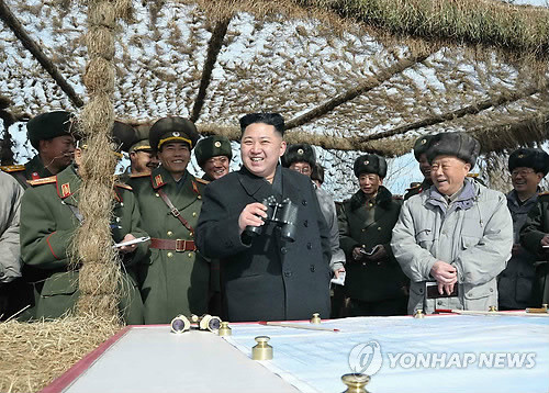 ▲ 지난해 2월 북한 김정은이 [2010년 연평도 포격도발]을 일으킨 서남전선지구에 있는 인민군 제4군단 사령부 예하 군부대들을 시찰하는 모습.ⓒ연합뉴스