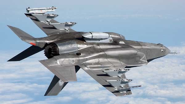 ▲ F-35A는 적 방공망을 박살낸 뒤에는 이처럼 바깥에다가도 무기를 장착할 수 있다.