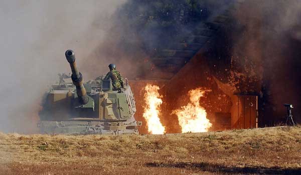 ▲ 2010년 11월 23일 북괴군의 연평도 포격도발 당시 공격당한 해병대 K-9 자주포 중대 모습.