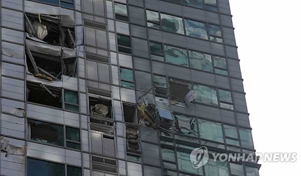 ▲ 지난 16일 사고 직후 서울 삼성동 아이파크 아파트 모습. [사진: 연합뉴스]