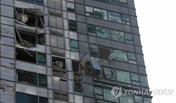 ▲ 지난 16일 사고 직후 서울 삼성동 아이파크 아파트 모습. [사진: 연합뉴스]