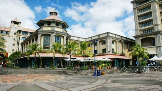 ▲ 모리셔스의 수도 포트 루이스(Port Louis)엔 옛 식민지 시대의 프랑스 풍의 건물들과 아프리카 고유의 문화가 섞여 있다.