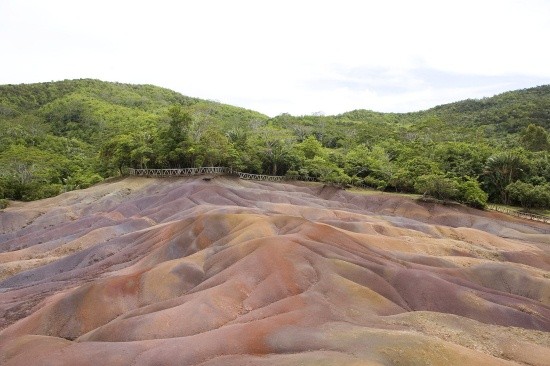 ▲ 화산이 7가지 색의 무지개빛  땅을 만들어냈다.