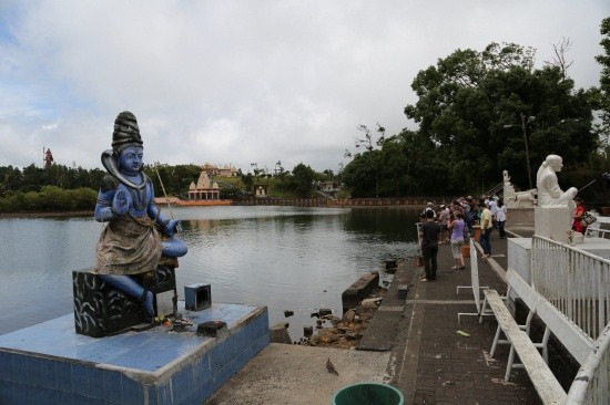 ▲ 인도계가 많은 모리셔스엔 힌두교도가 가장 많다. 힌두교도의 성지인 그랜드 바신( Grand Bassin).