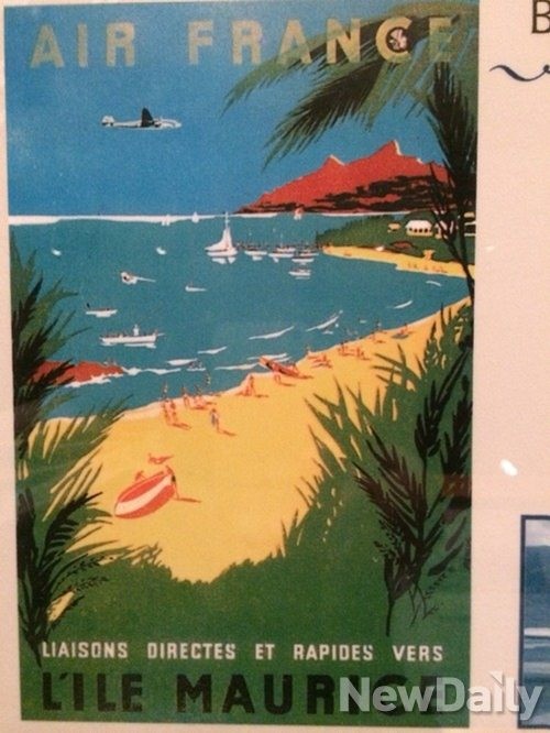 ▲ 유럽인들은 일찍이 모리셔스를 리조트로 개발했다. 70년대 에어프랑스의 모리셔스 광고 포스터.