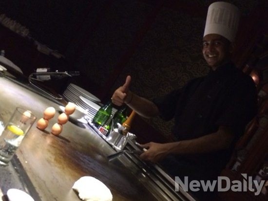 ▲ 모리셔스 소피텔 임페리얼 리조트의 레스토랑 주방장이 철판구이쇼를 선보이고 있다.